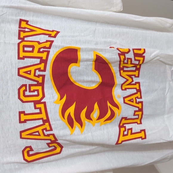 Softwear| NWT NHL Vintage Calgary Flames White Short Sleeved T-shirt Cropped - Picture 3 of 14